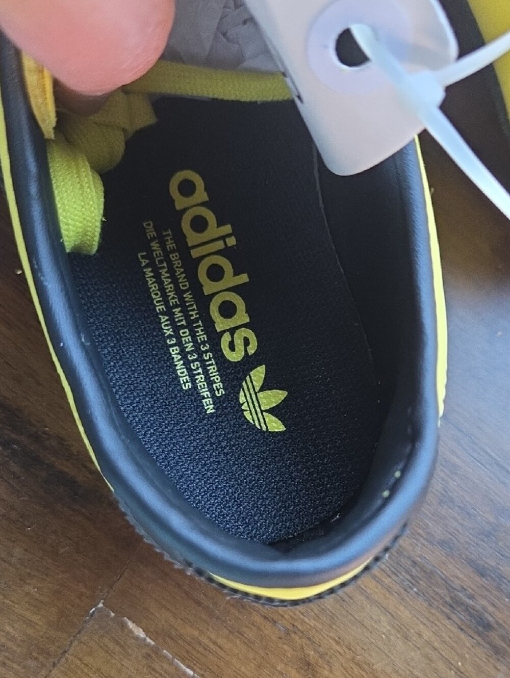 Adidas Size 8 Tokyo Men's Yellow and Black Retro Sneakers NEW With Tags - Picture 5 of 10